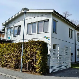 https://ett-mysigt-gastrum-10-min-arlanda-nara-slott.find-stockholm-hotels.com